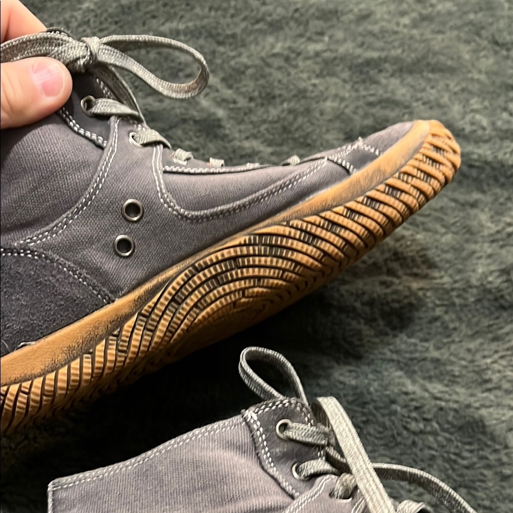 Stylish Gray High-Top Sneakers with Brown Soles - Picture 6 of 10